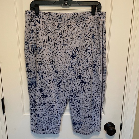 Lululemon Retreat Yogi Crop - Picture 6 of 12